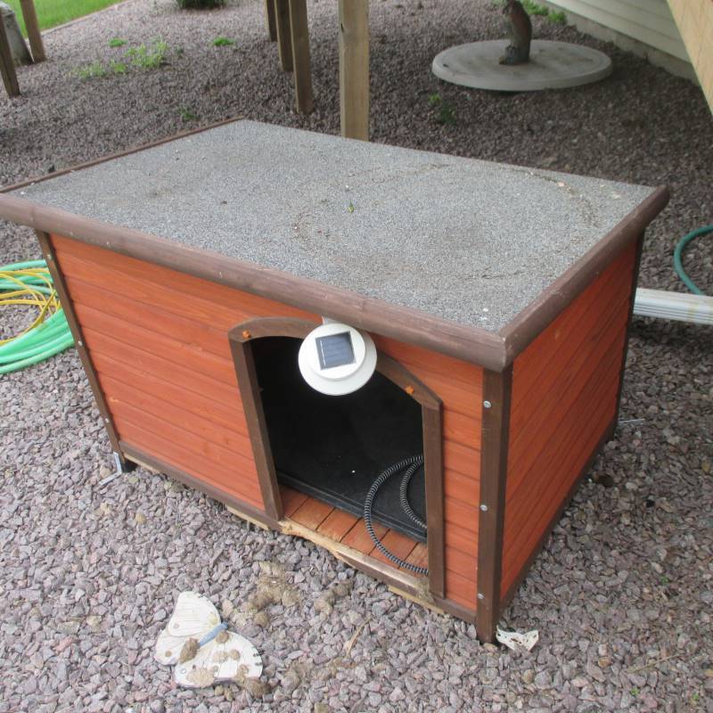 lot 7 image: Insulated Dog House wElectric Heating Pad