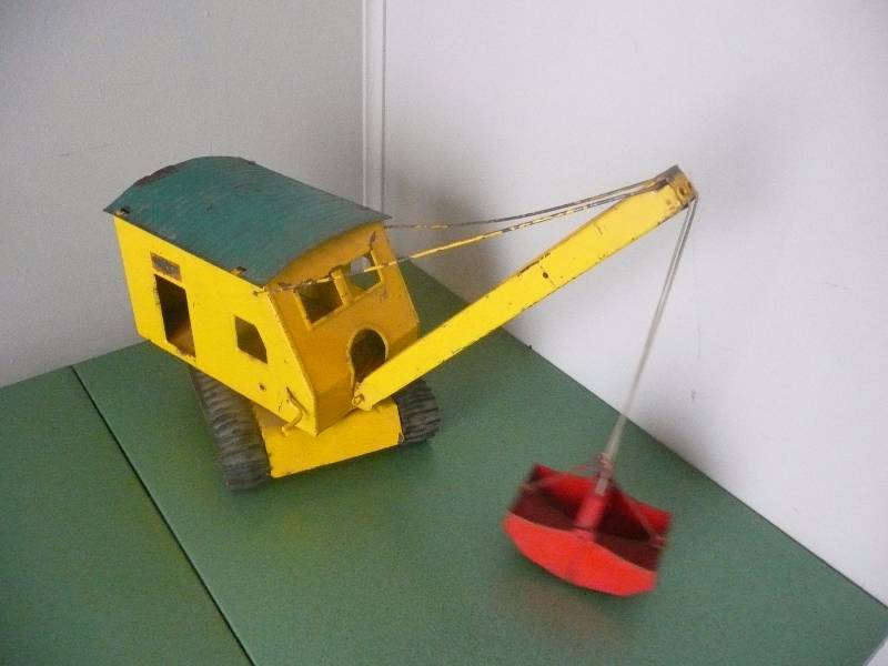 lot 11 image: Vintage & Very Rare - Structo Steam Shovel WGreen Roof - See Pictures