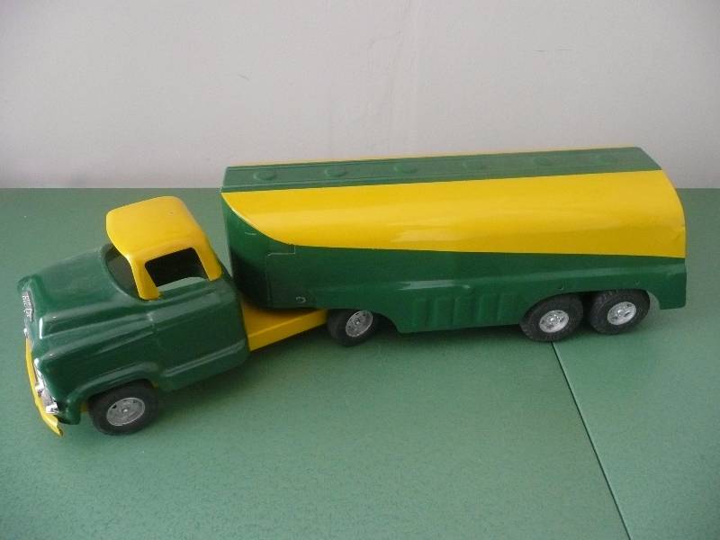 lot 26 image: Vintage BUDDY L Pressed-Steel Farmers Union Oil Co-op  Gas Tanker Truck - GMC - See Pictures