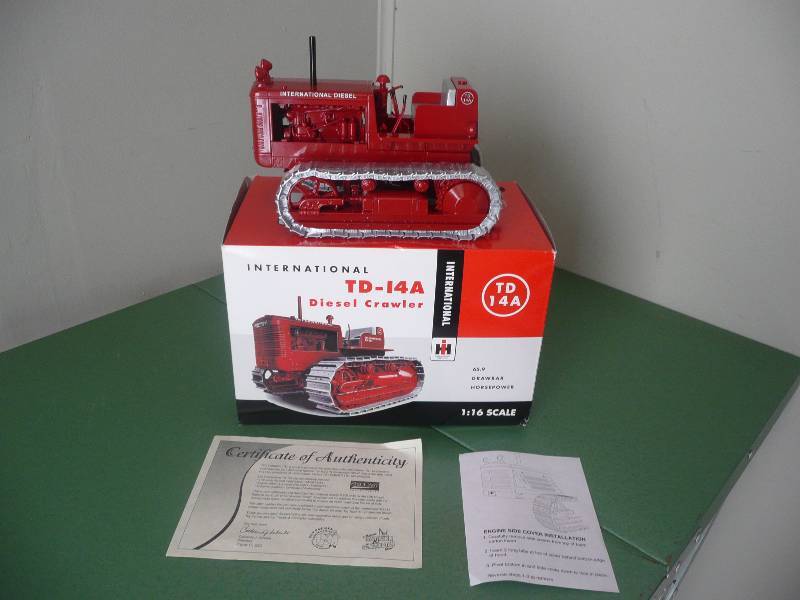 lot 28 image: International TD-14A Diesel Crawler Spec Cast 2002 - 116 scale - New In Box - See Pictures