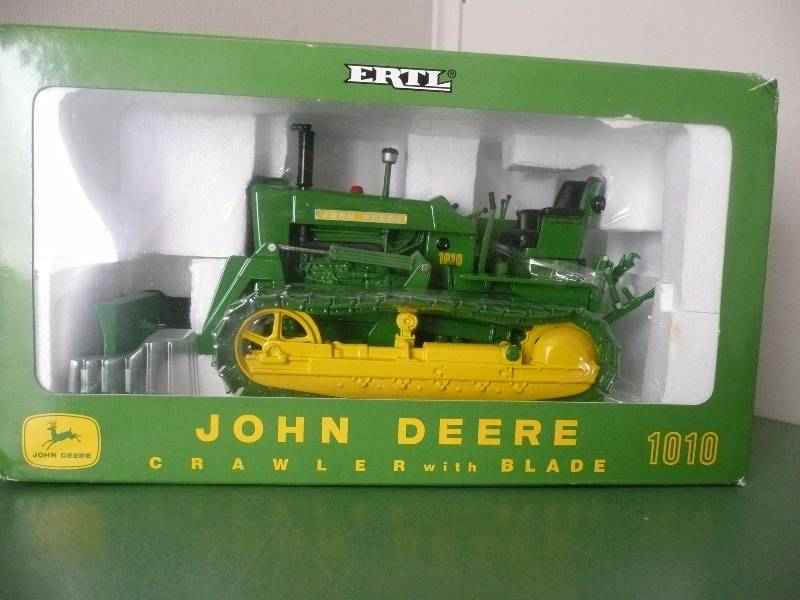 lot 32 image: ERTL -  JOHN DEERE 1010 CRAWLER WITH BLADE  - New In  Box - See Pictures - VINTAGE