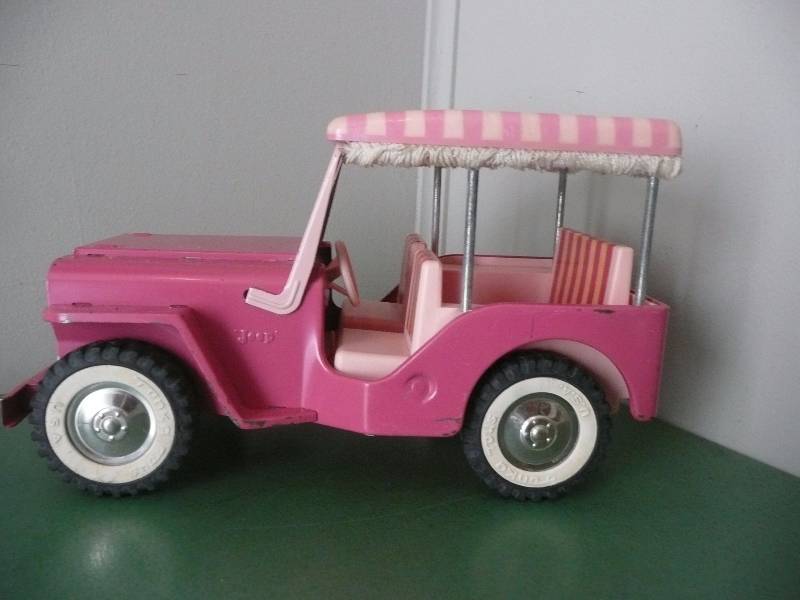 lot 37 image: 1960s Elvis Pink Surrey Top Jeep - See Pictures