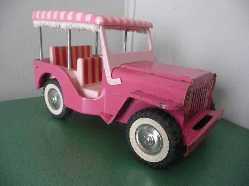 lot 38 image: 1960s Elvis Pink Surrey Top Jeep - See Pictures