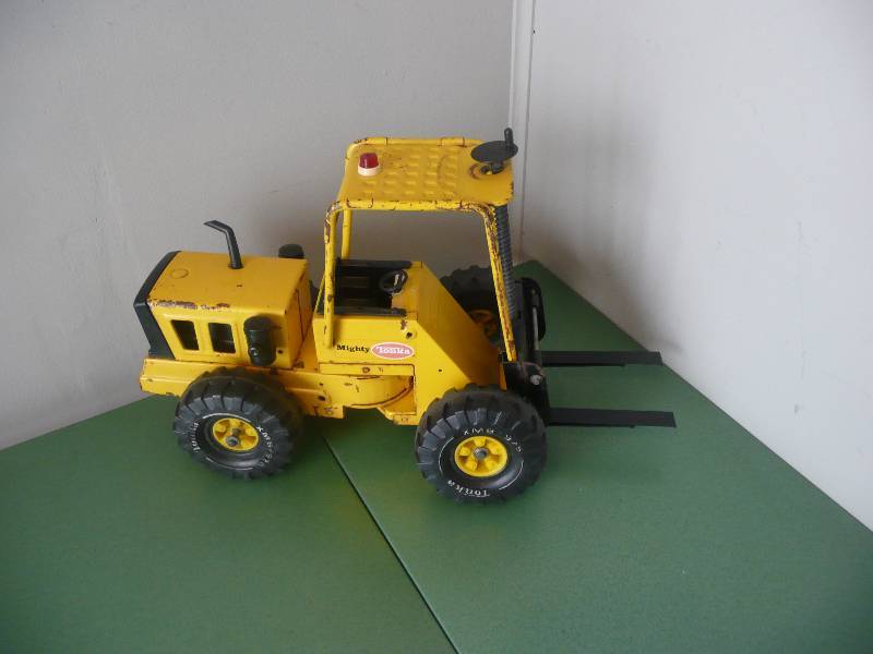 lot 47 image: Mighty Tonka vintage 1970s Fork Lift Yellow Pressed Metal Construction - See Pictures