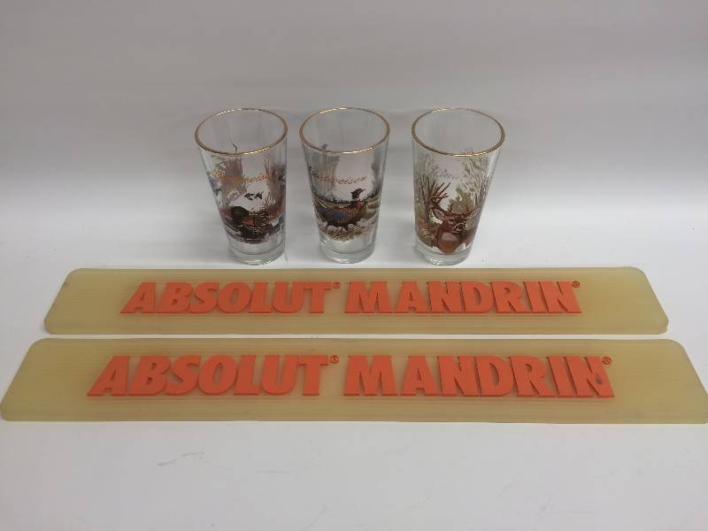 lot 36 image: Budweiser Glasses and Bar Rail Mat