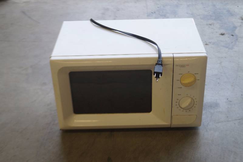 lot 27 image: Microwave Oven