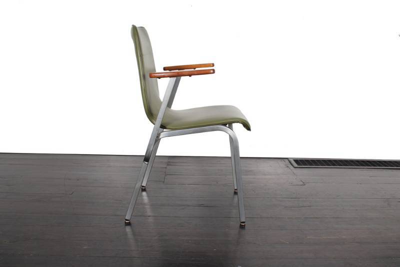 lot 5 image: Mid Century Modern Green Chair with...