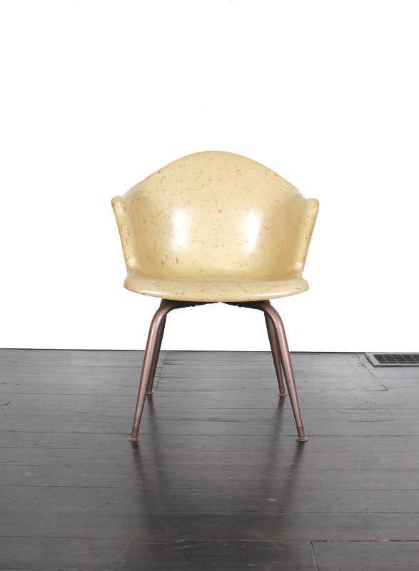 lot 25 image: Mid Century Modern Fiberglass Chair...