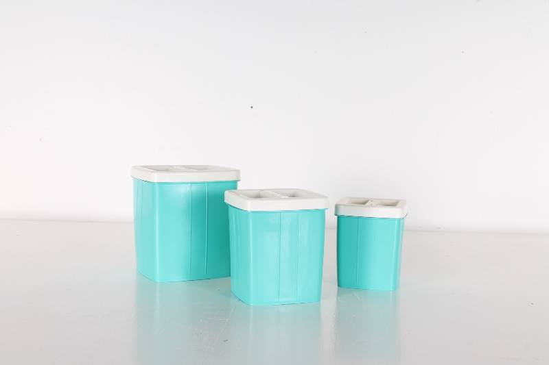 lot 34 image: Mid Century Modern Plastic Turquois...