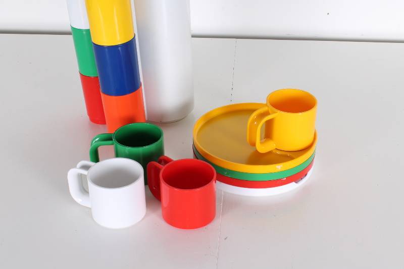 lot 39 image: Set of Vintage Plastic Colorful Dis...