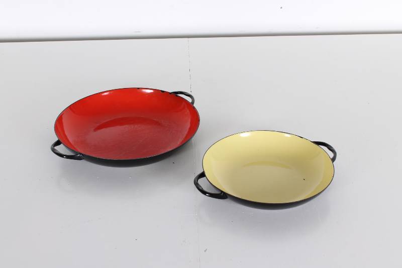lot 44 image: Vintage Cookware- Sizzling servers....