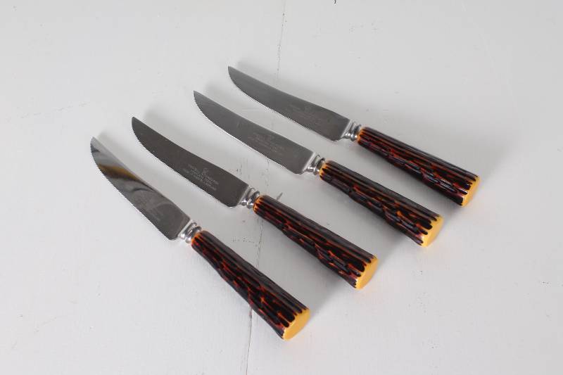 lot 60 image: Vintage Steak Knives w Bakelite Ha...