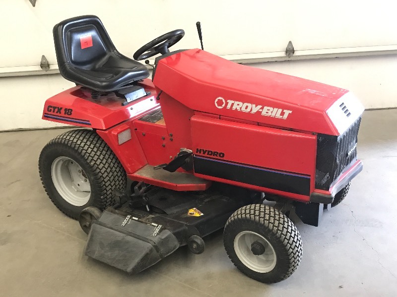 lot 4 image: Troy-Bilt GTX18 Lawn Tractor