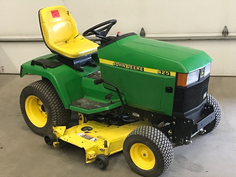 lot 2 image: John Deere 425 Lawn Tractor