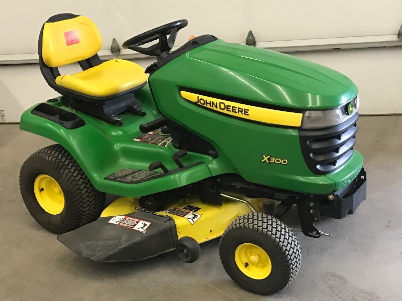 lot 1 image: John Deere X300 Lawn Tractor