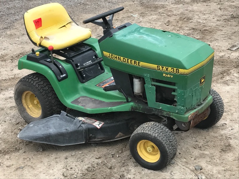 lot 7 image: John Deere STX38 Lawn Tractor