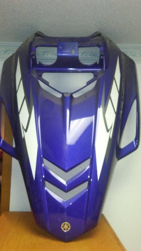 lot 1 image: Yamaha Vector RS Snowmobile Hood, good condition, no cracks