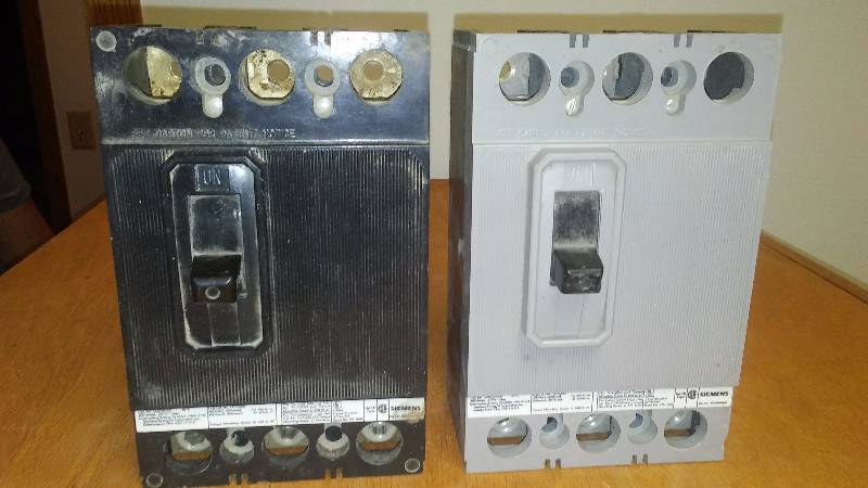 lot 8 image: Breakers (2) Simens 200 Amp 3 Phase Interrupting Rating 10,000 and 22,000