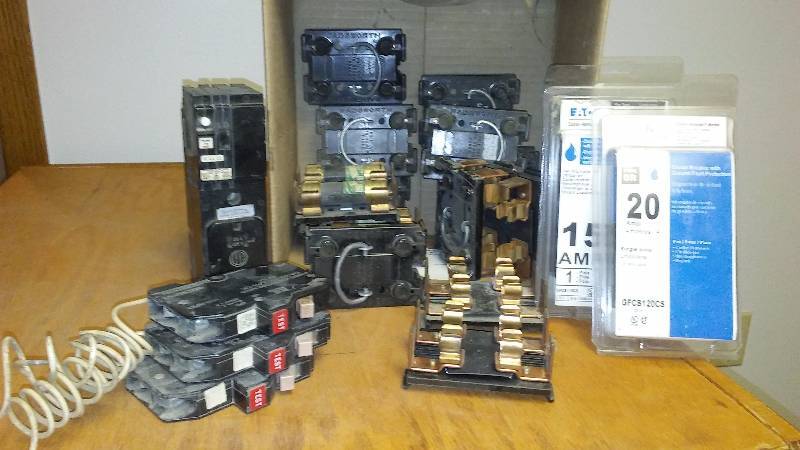 lot 36 image: Wadsworth Pull Out Fuse Holders and assorted fuses