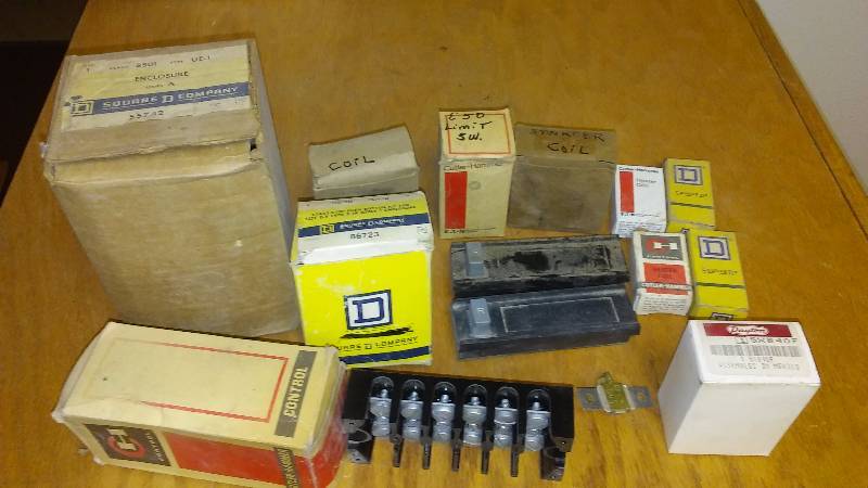 lot 42 image: Motor Stater Parts and Push Button Controls