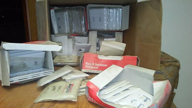 lot 73 image: Lot Outlet Switch Face Plates, White