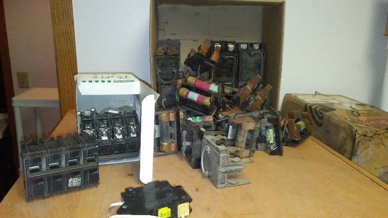 lot 79 image: Assorted Fuse Pullouts and Breakers