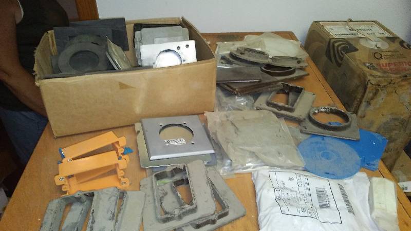lot 87 image: Assorted Wall Plate Covers and Gaskets