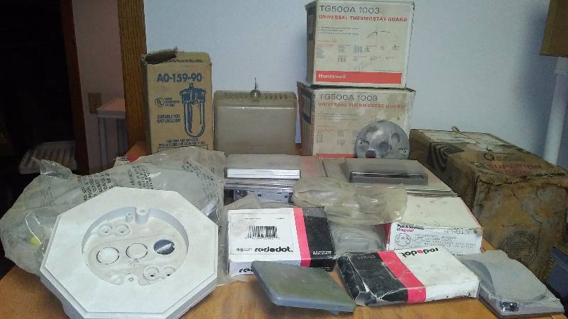 lot 106 image: Waterproof Safety Outlet Covers, Thermostat Guards and more (16)