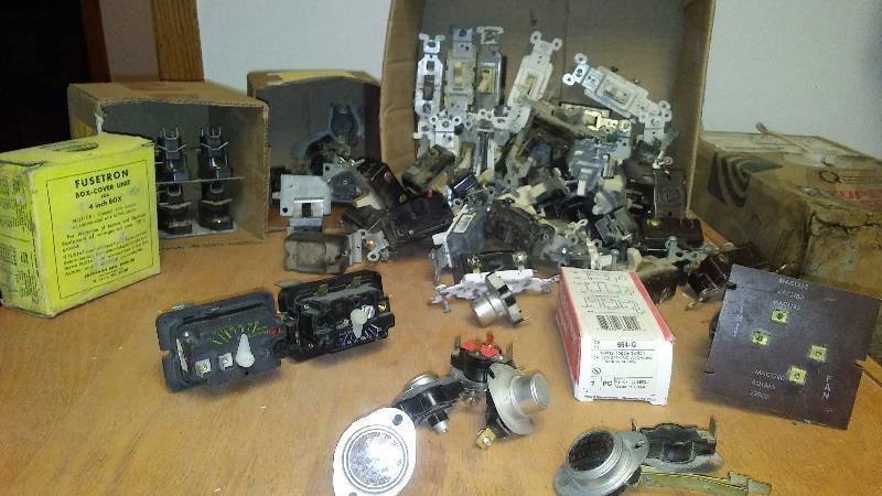 lot 147 image: Honeywell Sub Bases (3) Thermostat (1) Oil Furnace Fan Control (3) and more