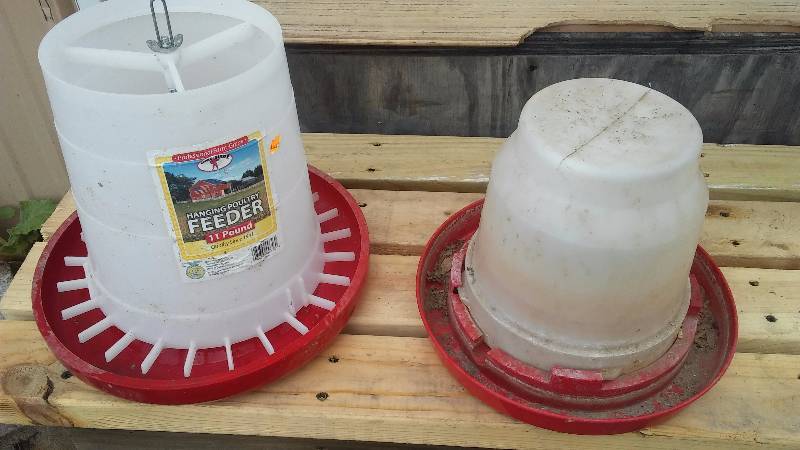 lot 179 image: Poultry Feeders (2)