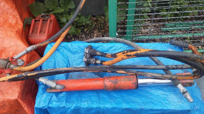 lot 180 image: Hydraulic Cylinder and Controls