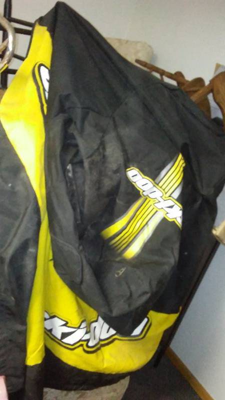 lot 195 image: Ski Doo Snowmobile Cover - New