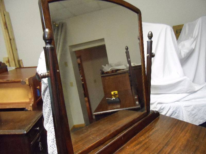 lot 130 image: 4 Drawer Simmons Metal Dresser with Mirror, wood tone finish