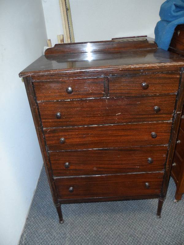 lot 132 image: Simmons 6 Drawer, Chest of Drawers. metal with wood graining.