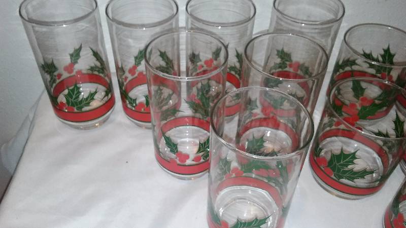 lot 14 image: Assorted Christmas Holly Glasses (14) 7 tall, 5 short, 2 mugs