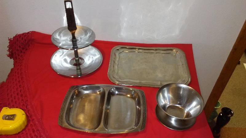lot 21 image: Retro Silver Tone Serving Pieces (4)