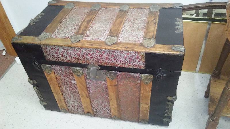 lot 25 image: Beautiful Antique Scandinavian Steamer Trunk from Sweden