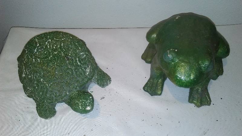 lot 68 image: Shabby Chic Garden Frog and Turtle