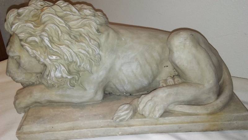 lot 71 image: Resin Lion Yard Garden accent