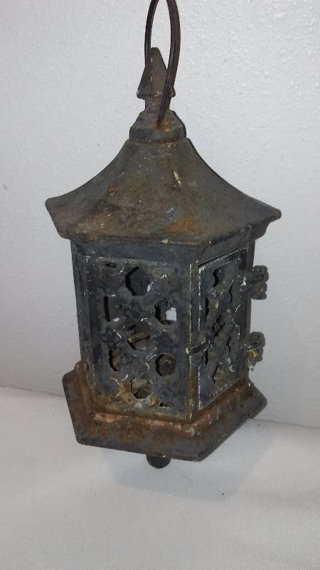 lot 72 image: Vintage Cast Iron Garden Accent