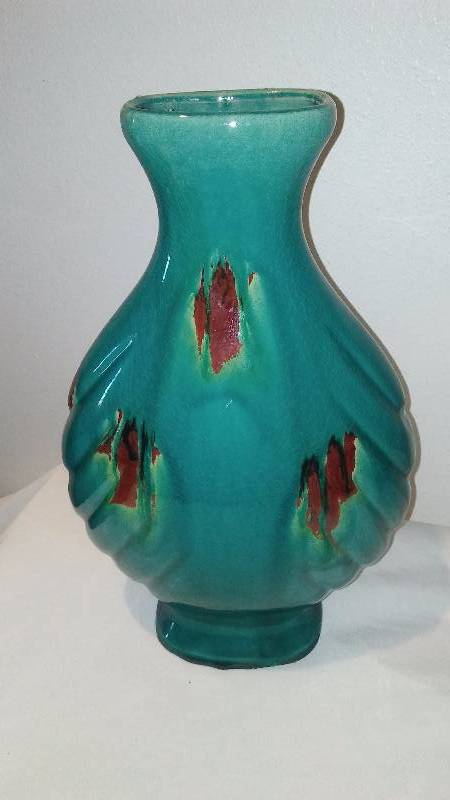 lot 73 image: Aqua Green Abstract Vase