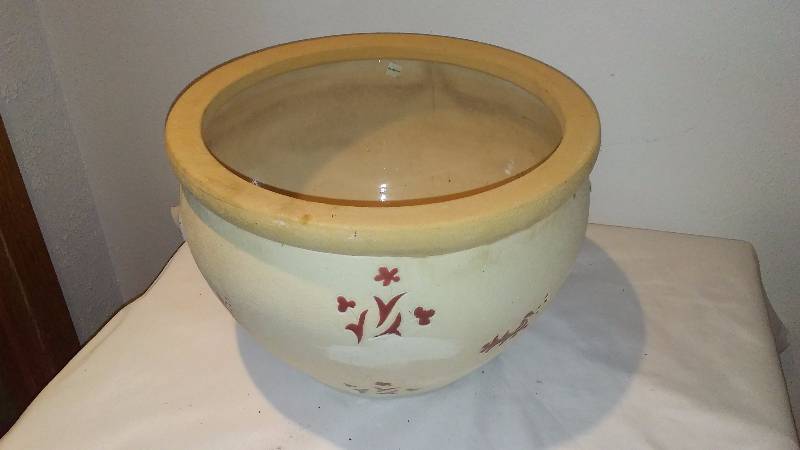 lot 75 image: 14 in. Planter from Bergens, heavy and durable clay ceramic
