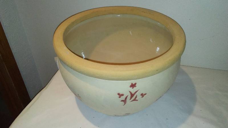 lot 76 image: 14 in. Planter from Bergens, heavy and durable clay ceramic
