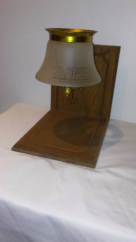 lot 87 image: Vintage Wall Mount Kerosene Lamp