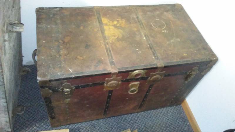lot 133 image: Vintage Metal Steamer Trunk