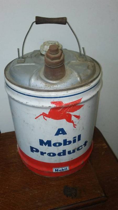 lot 138 image: Vintage Mobil Gas Can Red Pegasus flying horse.