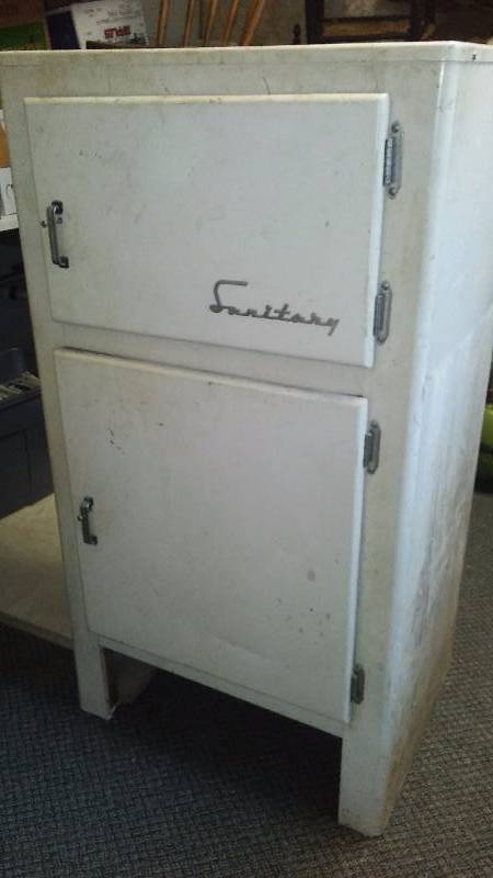 lot 152 image: Vintage Sanitary Ice Box, Good Condition for age. Enamel on metal
