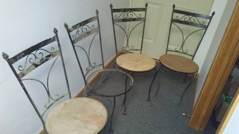 lot 154 image: Adorable Vintage Metal Chairs (4)