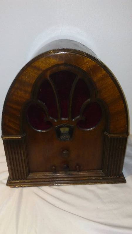 lot 101 image: Philco table top radio 1934 Model 60B Baby Grand cathedral