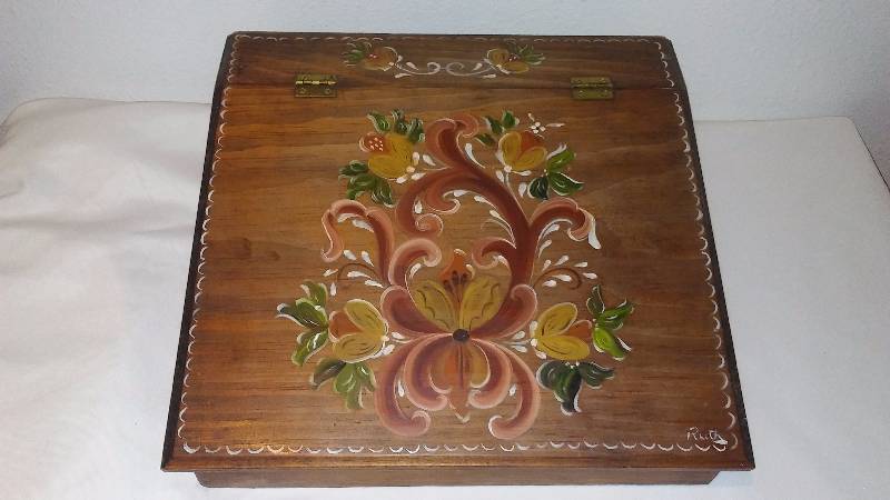 lot 11 image: Scandinavian Rosemaling Painted Wood Box